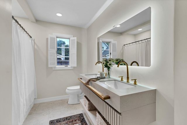 28 S Colonial Ct, Eastborough, KS 67207