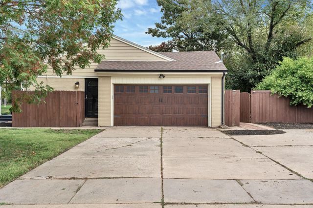 28 S Colonial Ct, Eastborough, KS 67207