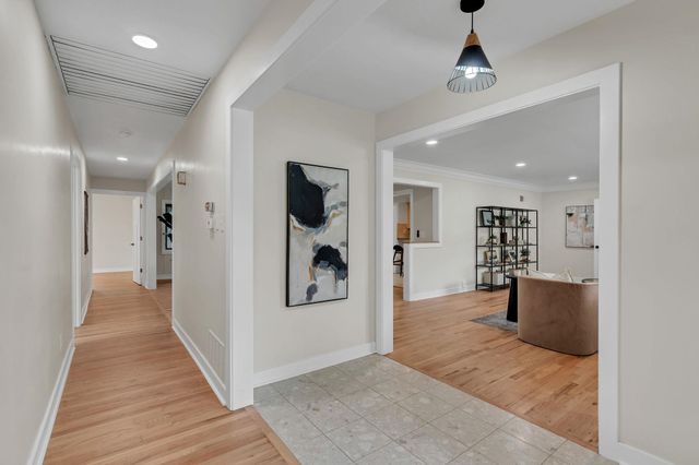 28 S Colonial Ct, Eastborough, KS 67207