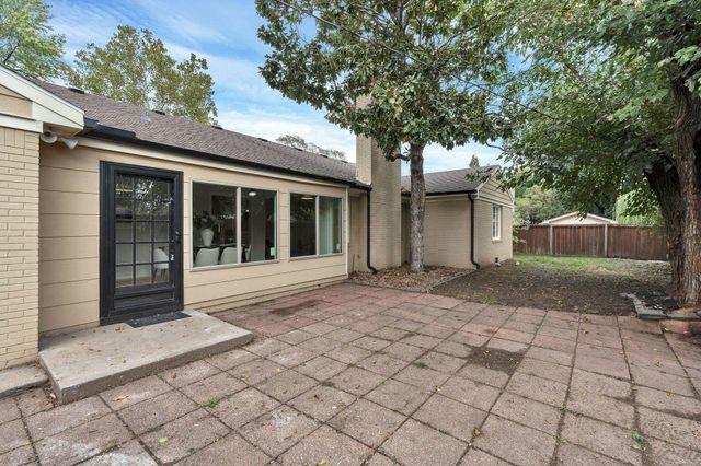 28 S Colonial Ct, Eastborough, KS 67207