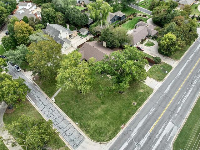 28 S Colonial Ct, Eastborough, KS 67207