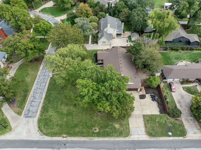 28 S Colonial Ct, Eastborough, KS 67207