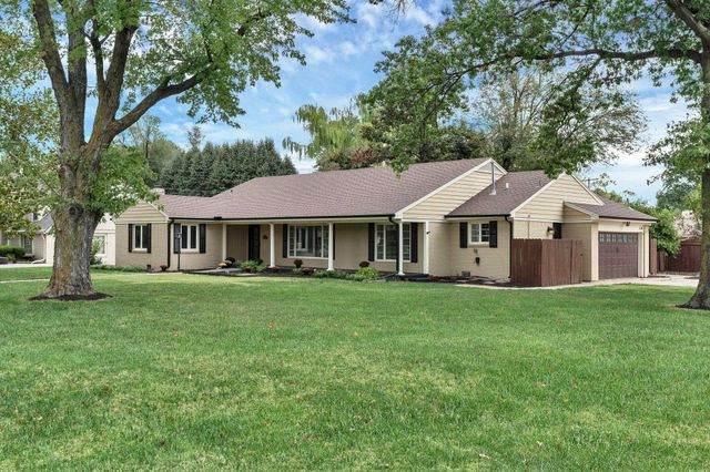 28 S Colonial Ct, Eastborough, KS 67207