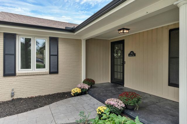 28 S Colonial Ct, Eastborough, KS 67207