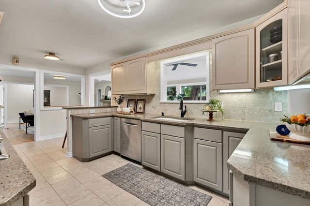 28 S Colonial Ct, Eastborough, KS 67207