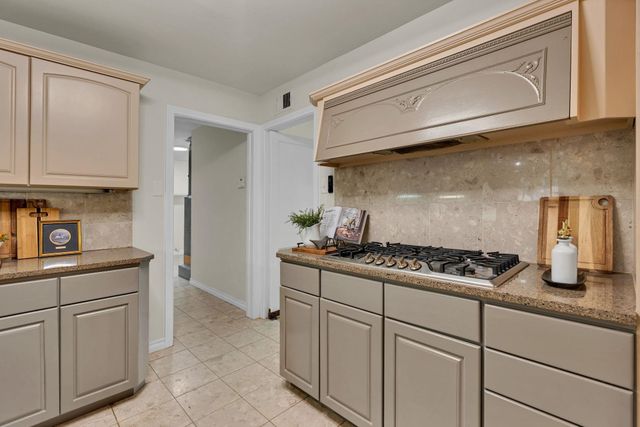 28 S Colonial Ct, Eastborough, KS 67207