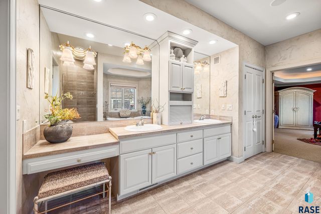 8516 E Willow Ridge Pl Place, Sioux Falls, SD 57110