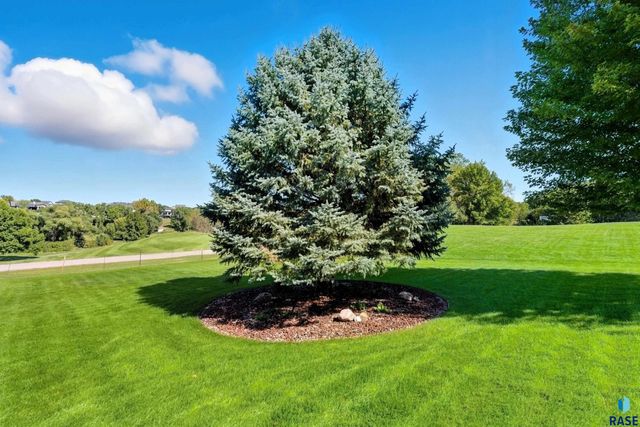 8516 E Willow Ridge Pl Place, Sioux Falls, SD 57110