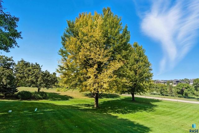 8516 E Willow Ridge Pl Place, Sioux Falls, SD 57110