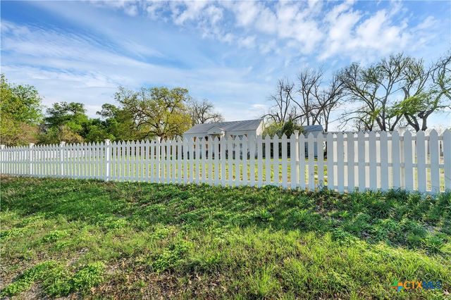 105 NW RIVER Road, Martindale, TX 78655