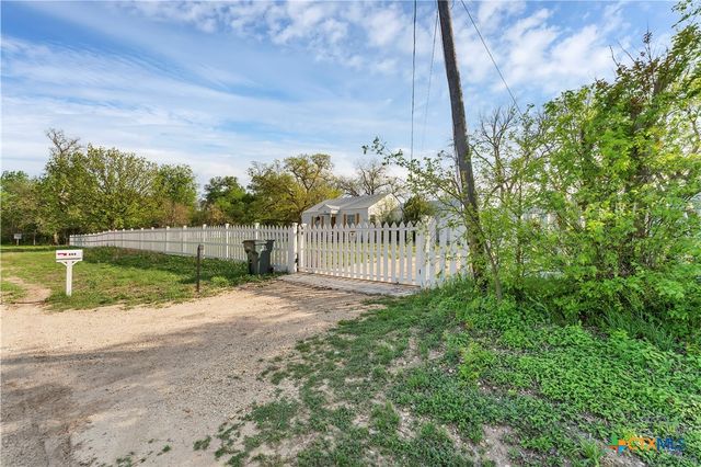 105 NW RIVER Road, Martindale, TX 78655