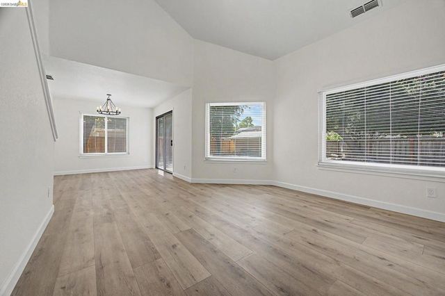 38 Nightingale Ct, Oakley, CA 94561