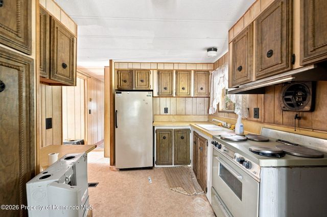 4734 S Slash Pine Avenue, Homosassa, FL 34446