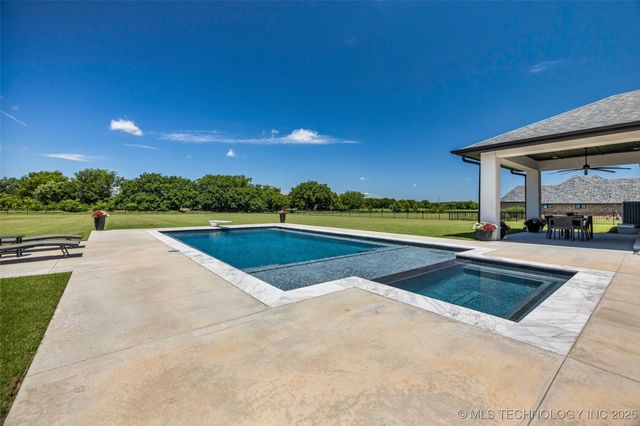 17076 S 31st East Avenue, Mounds, OK 74047