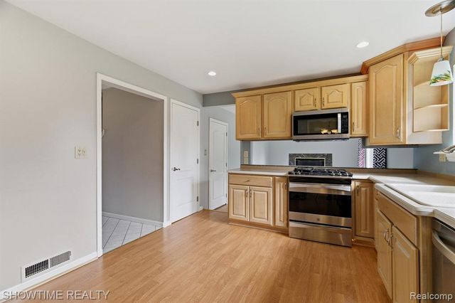 45466 Keding Street, Utica, MI 48317