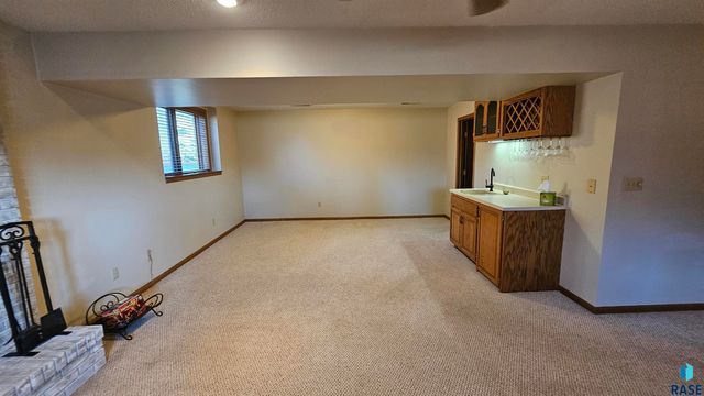 2805 S Whetstone Cir Circle, Sioux Falls, SD 57103