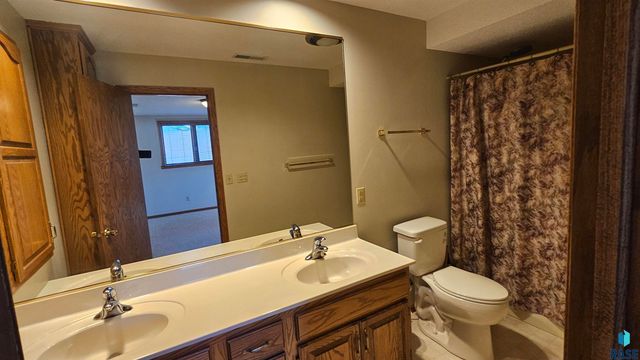 2805 S Whetstone Cir Circle, Sioux Falls, SD 57103