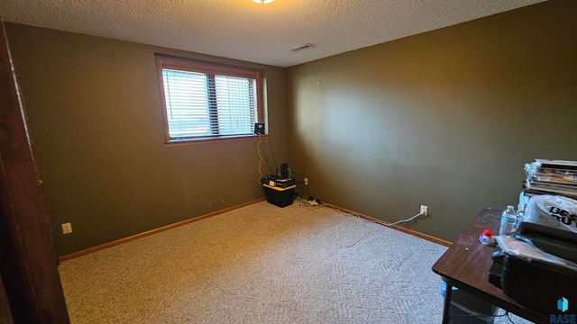 2805 S Whetstone Cir Circle, Sioux Falls, SD 57103