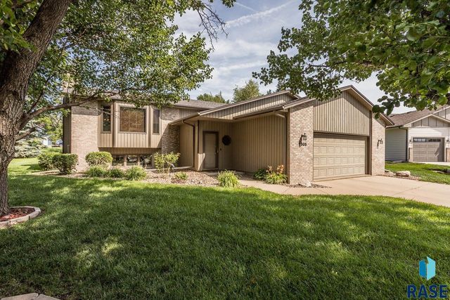 2805 S Whetstone Cir Circle, Sioux Falls, SD 57103