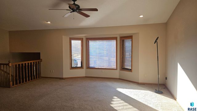 2805 S Whetstone Cir Circle, Sioux Falls, SD 57103