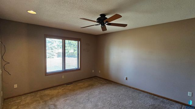 2805 S Whetstone Cir Circle, Sioux Falls, SD 57103