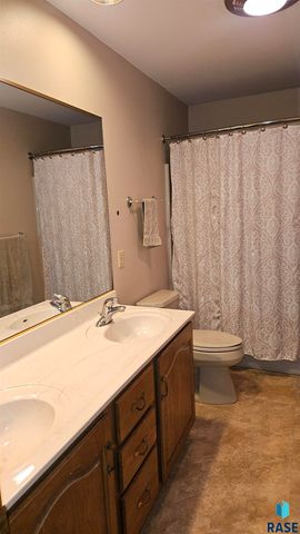 2805 S Whetstone Cir Circle, Sioux Falls, SD 57103