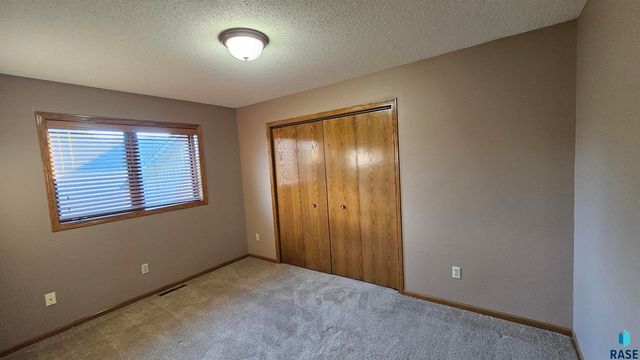 2805 S Whetstone Cir Circle, Sioux Falls, SD 57103