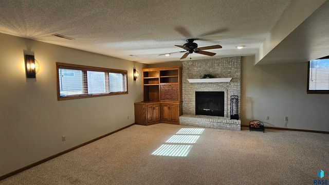 2805 S Whetstone Cir Circle, Sioux Falls, SD 57103