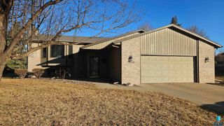2805 S Whetstone Cir Circle, Sioux Falls, SD 57103