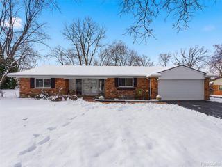 2950 Aspen Lane, Bloomfield Charter Township, MI 48302