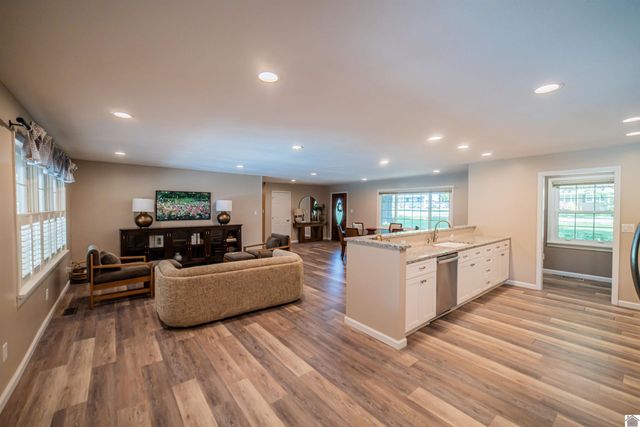 5250 Stevin Dr, Paducah, KY 42001