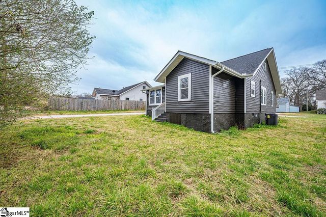 136 Lee Street, Laurens, SC 29360