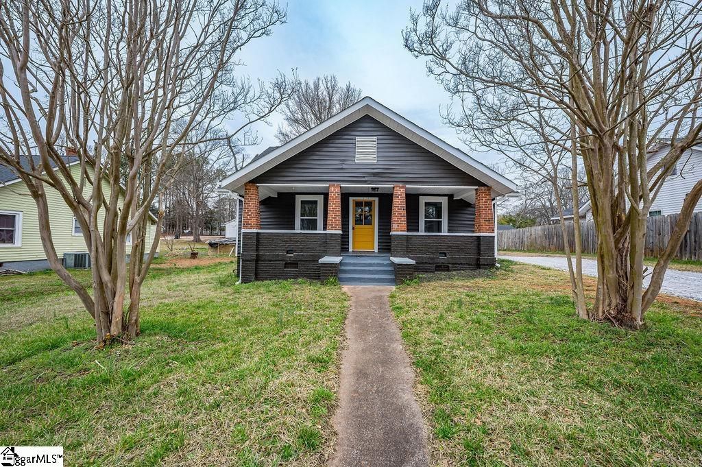 136 Lee Street, Laurens, SC 29360