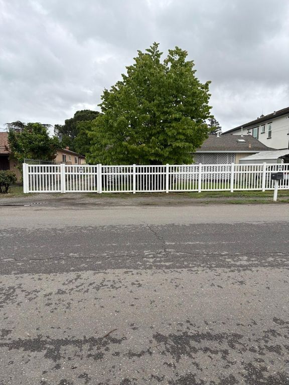 7055 Mccomber St, Sacramento, CA 95828