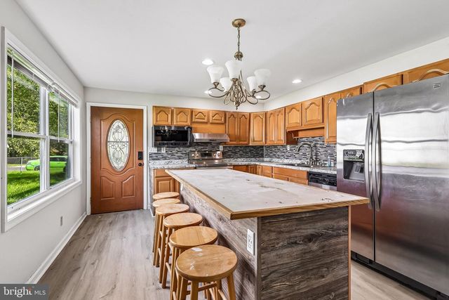 70 VILLAGE LN, Levittown, PA 19054