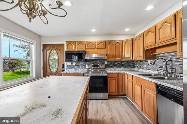 70 VILLAGE LN, Levittown, PA 19054