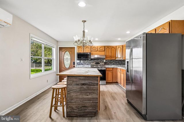 70 VILLAGE LN, Levittown, PA 19054