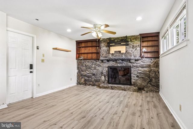 70 VILLAGE LN, Levittown, PA 19054