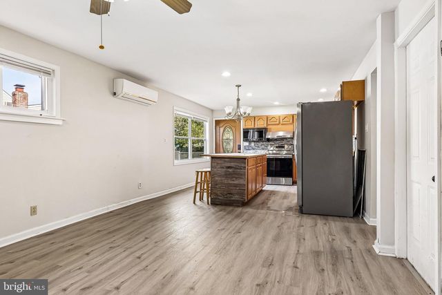 70 VILLAGE LN, Levittown, PA 19054