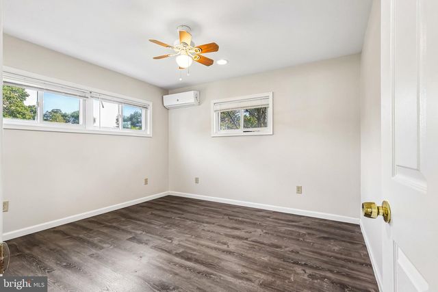 70 VILLAGE LN, Levittown, PA 19054