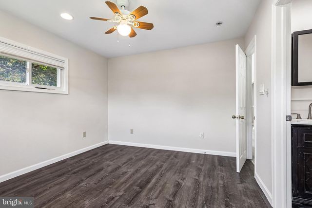 70 VILLAGE LN, Levittown, PA 19054