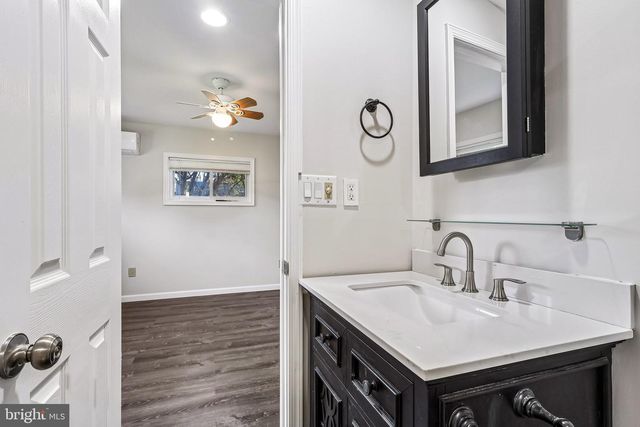 70 VILLAGE LN, Levittown, PA 19054