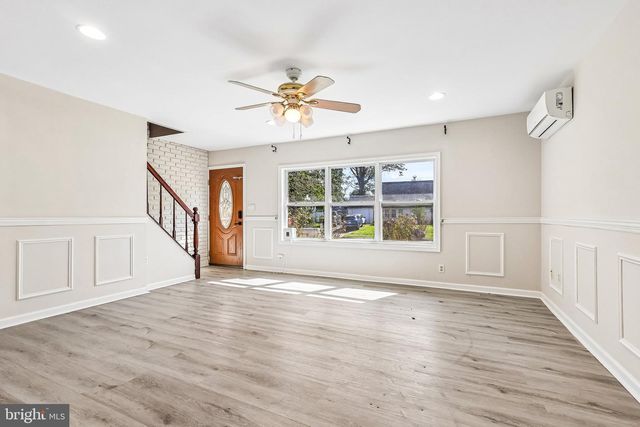 70 VILLAGE LN, Levittown, PA 19054