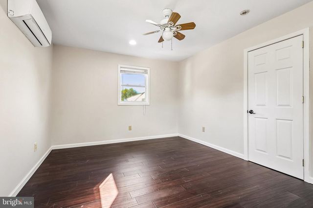 70 VILLAGE LN, Levittown, PA 19054