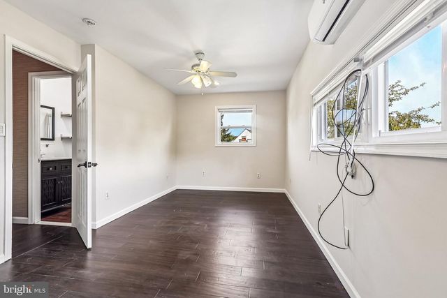 70 VILLAGE LN, Levittown, PA 19054