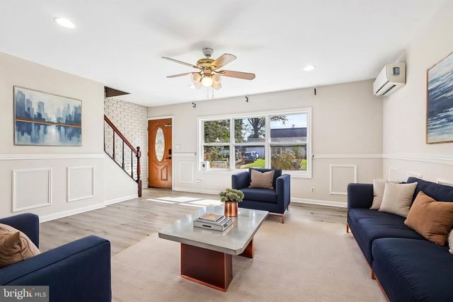 70 VILLAGE LN, Levittown, PA 19054