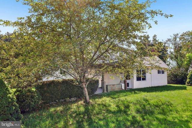 70 VILLAGE LN, Levittown, PA 19054
