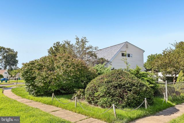 70 VILLAGE LN, Levittown, PA 19054