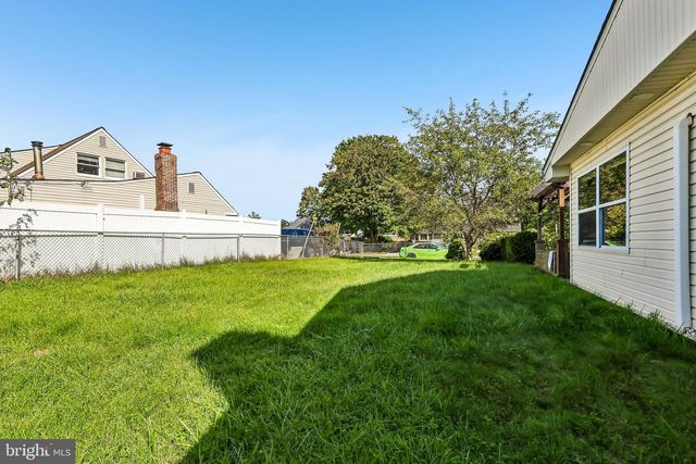 70 VILLAGE LN, Levittown, PA 19054