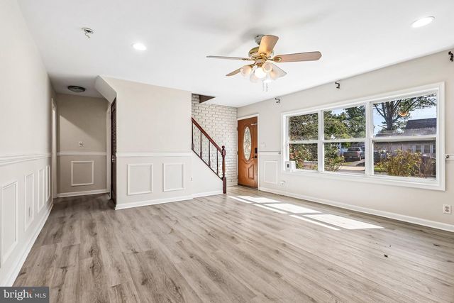 70 VILLAGE LN, Levittown, PA 19054